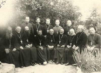 8-Священники соседних приходов по случаю храмового пр-ка в Язно ( у о. Серафима нога в гипсе)